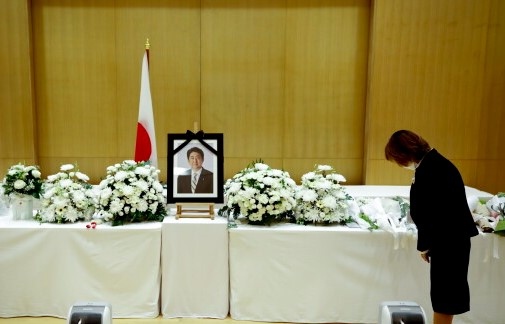 Хиляди японци изпратиха бившия премиер Шиндзо Абе в последния му